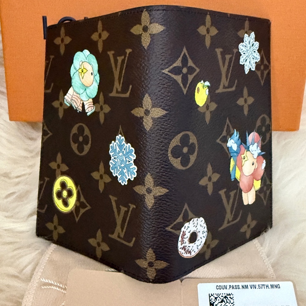 Louis Vuitton LE New York City 57th Flagship Store Monogram Passport Holder NEW - Picture 4 of 7